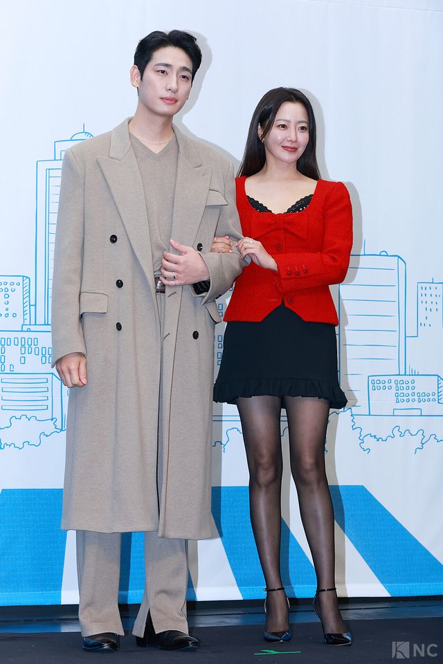 배우 윤박, 김희선이 10일 오후 2시 서울 마포구 상암 스탠포드호텔 코리아에서 진행된 티비 조선 월화미니시리즈 ‘다음생은 없으니까’(극본 신이원/연출 김정민)에서 포즈를 취하고 있다. 사진=김규빈 기자