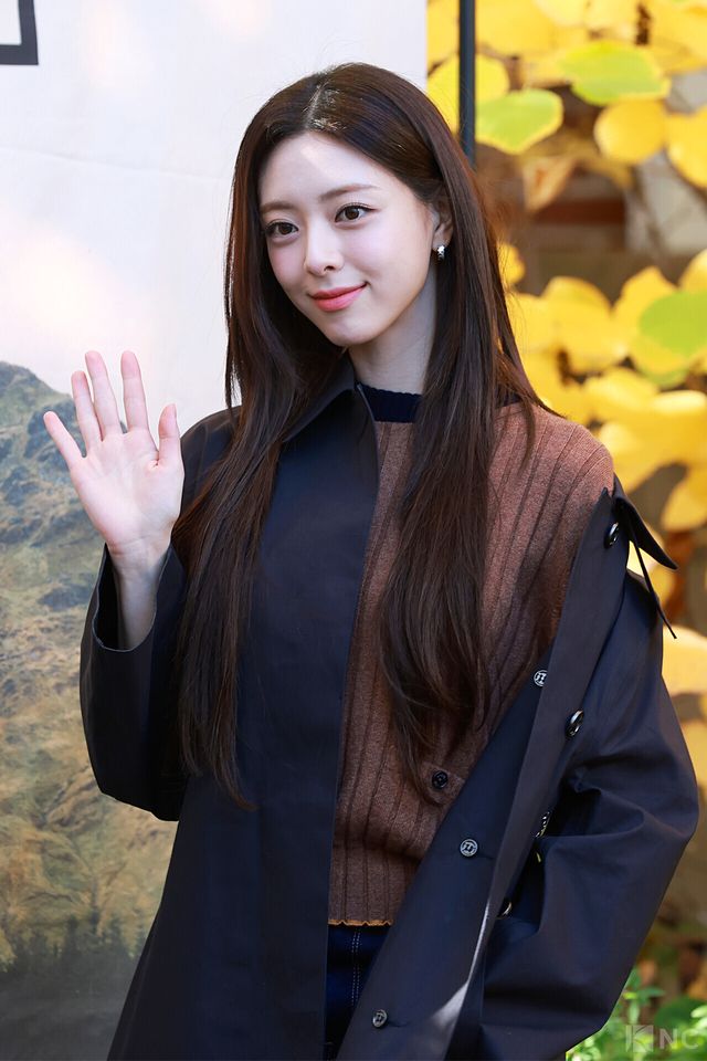 그룹 있지(ITZY) 유나가 10일 오전 11시 서울 성동구 모처에서 진행된 한 의류 브랜드의 팝업 스토어 오픈 기념 포토콜에서 포즈를 취하고 있다. 사진=김규빈 기자