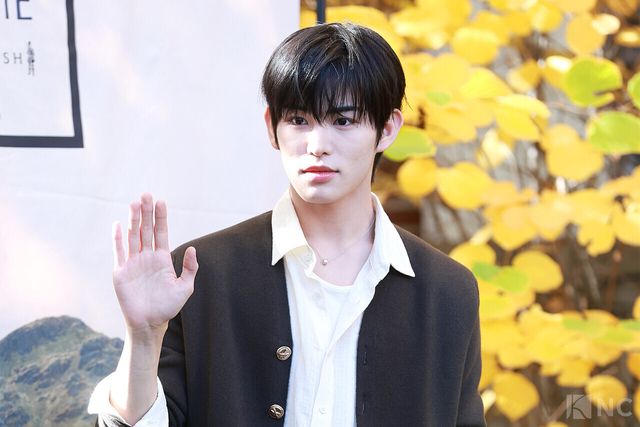 그룹 킥플립(KickFlip) 민제가 10일 오전 11시 서울 성동구 모처에서 진행된 한 의류 브랜드의 팝업 스토어 오픈 기념 포토콜에서 포즈를 취하고 있다. 사진=김규빈 기자