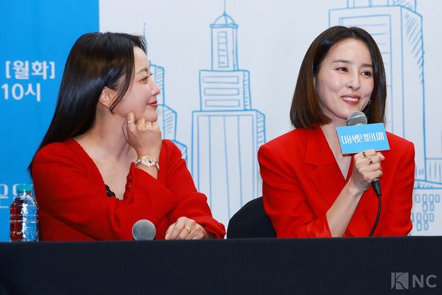 배우 김희선, 한혜진이 10일 오후 2시 서울 마포구 상암 스탠포드호텔 코리아에서 진행된 티비 조선 월화미니시리즈 ‘다음생은 없으니까’(극본 신이원/연출 김정민)에 참석했다. 사진=김규빈 기자