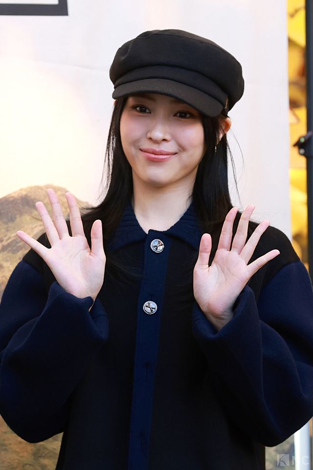 그룹 있지(ITZY) 류진이 10일 오전 11시 서울 성동구 모처에서 진행된 한 의류 브랜드의 팝업 스토어 오픈 기념 포토콜에서 포즈를 취하고 있다. 사진=김규빈 기자