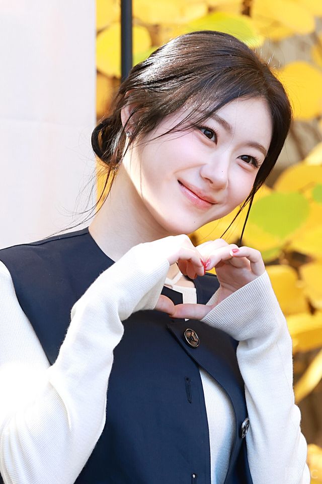 그룹 있지(ITZY) 채령이 10일 오전 11시 서울 성동구 모처에서 진행된 한 의류 브랜드의 팝업 스토어 오픈 기념 포토콜에서 포즈를 취하고 있다. 사진=김규빈 기자