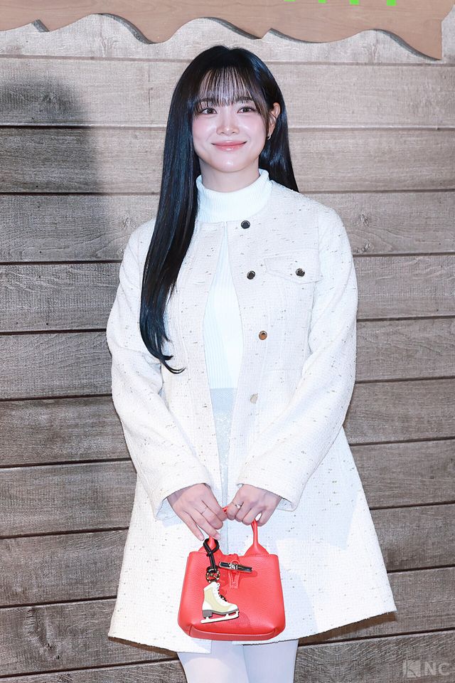 가수 겸 배우 김세정이 11일 서울 송파구 잠실 롯데월드몰에서 열린 롱샴 팝업 스토어 오픈 기념 포토콜에서 포즈를 취하고 있다. 사진=김규빈 기자