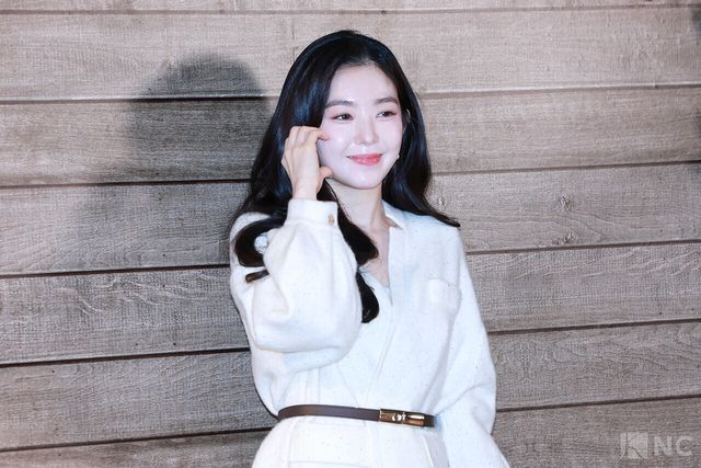 그룹 레드벨벳(Red Velvet) 아이린이 11일 서울 송파구 잠실 롯데월드몰에서 열린 롱샴 팝업 스토어 오픈 기념 포토콜에서 포즈를 취하고 있다.