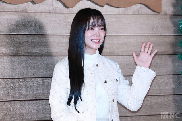 가수 겸 배우 김세정이 11일 서울 송파구 잠실 롯데월드몰에서 열린 롱샴 팝업 스토어 오픈 기념 포토콜에서 포즈를 취하고 있다. 사진=김규빈 기자