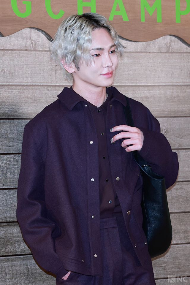 그룹 샤이니(SHINee) 키가 11일 서울 송파구 잠실 롯데월드몰에서 열린 롱샴 팝업 스토어 오픈 기념 포토콜에서 포즈를 취하고 있다. 사진=김규빈 기자