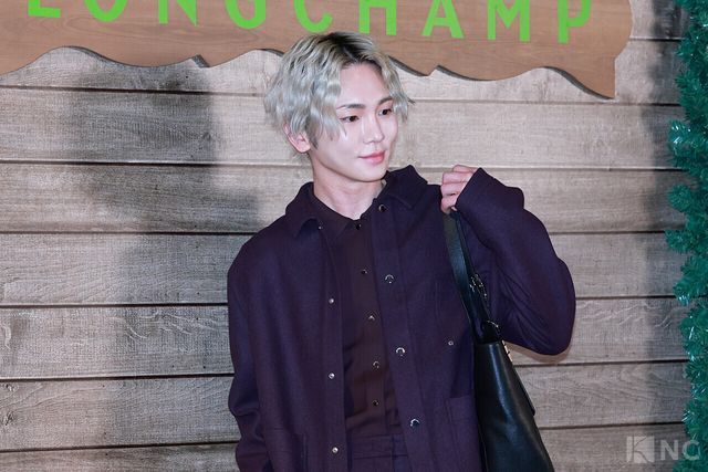 그룹 샤이니(SHINee) 키가 11일 서울 송파구 잠실 롯데월드몰에서 열린 롱샴 팝업 스토어 오픈 기념 포토콜에서 포즈를 취하고 있다. 사진=김규빈 기자