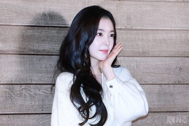 그룹 레드벨벳(Red Velvet) 아이린이 11일 서울 송파구 잠실 롯데월드몰에서 열린 롱샴 팝업 스토어 오픈 기념 포토콜에서 포즈를 취하고 있다.