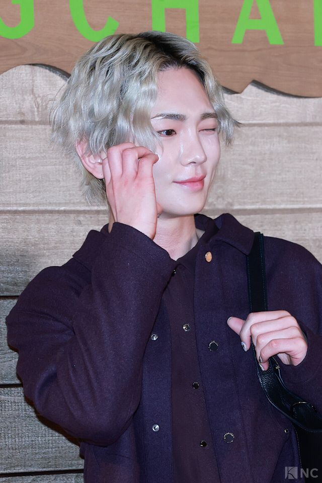 그룹 샤이니(SHINee) 키가 11일 서울 송파구 잠실 롯데월드몰에서 열린 롱샴 팝업 스토어 오픈 기념 포토콜에서 포즈를 취하고 있다. 사진=김규빈 기자