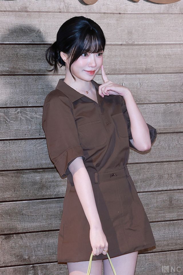 가수 겸 배우 조유리가 11일 서울 송파구 잠실 롯데월드몰에서 열린 롱샴 팝업 스토어 오픈 기념 포토콜에서 포즈를 취하고 있다. 사진=김규빈 기자