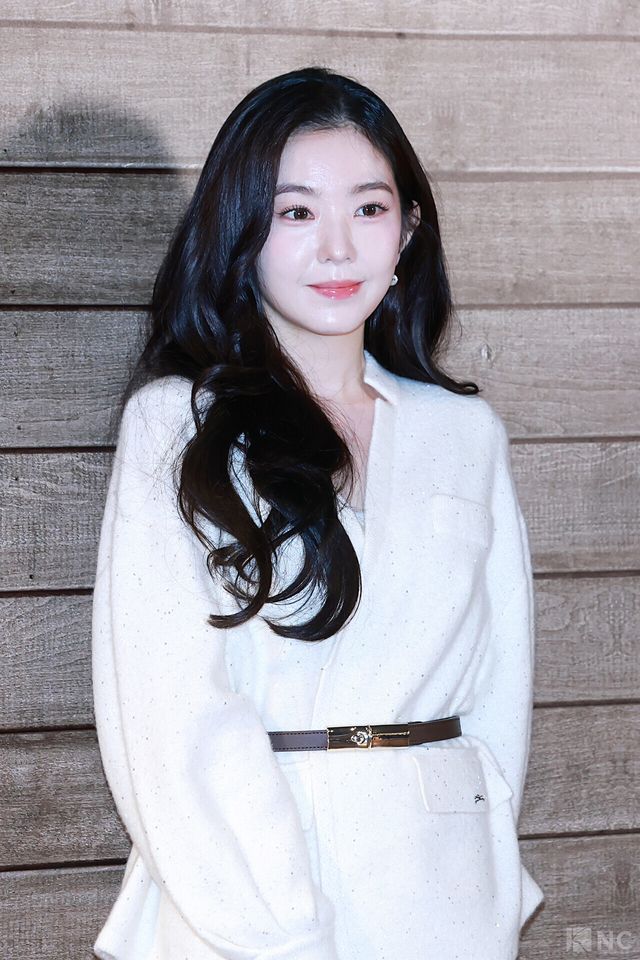 그룹 레드벨벳(Red Velvet) 아이린이 11일 서울 송파구 잠실 롯데월드몰에서 열린 롱샴 팝업 스토어 오픈 기념 포토콜에서 포즈를 취하고 있다.