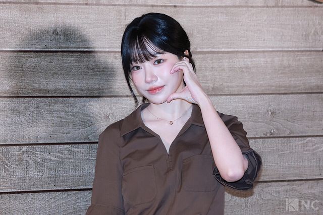 가수 겸 배우 조유리가 11일 서울 송파구 잠실 롯데월드몰에서 열린 롱샴 팝업 스토어 오픈 기념 포토콜에서 포즈를 취하고 있다. 사진=김규빈 기자