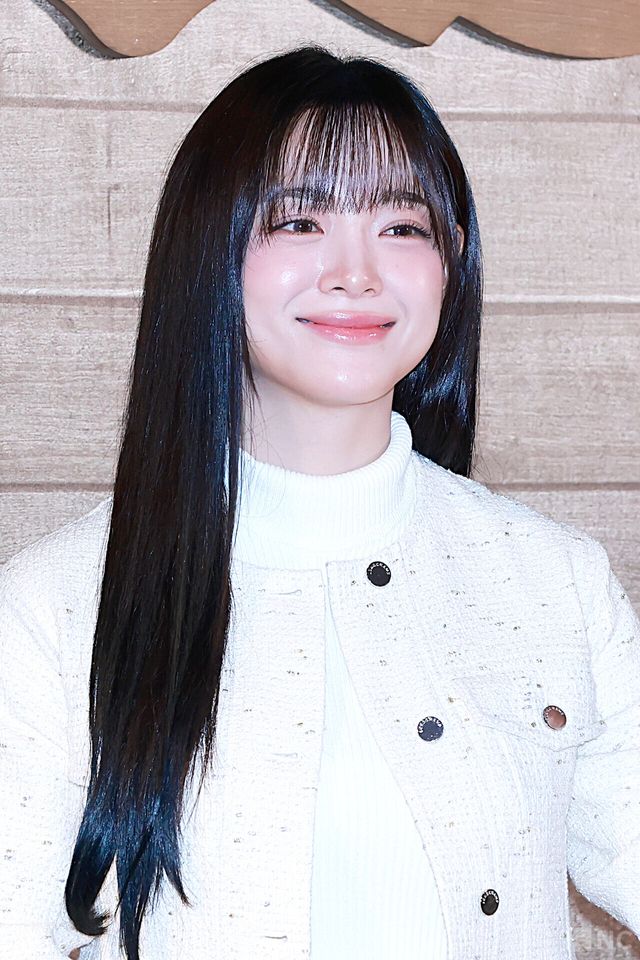 가수 겸 배우 김세정이 11일 서울 송파구 잠실 롯데월드몰에서 열린 롱샴 팝업 스토어 오픈 기념 포토콜에서 포즈를 취하고 있다. 사진=김규빈 기자