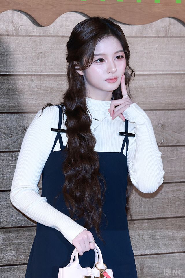 그룹 엔믹스(NMIXX) 설윤이 11일 서울 송파구 잠실 롯데월드몰에서 열린 롱샴 팝업 스토어 오픈 기념 포토콜에서 포즈를 취하고 있다. 사진=김규빈 기자