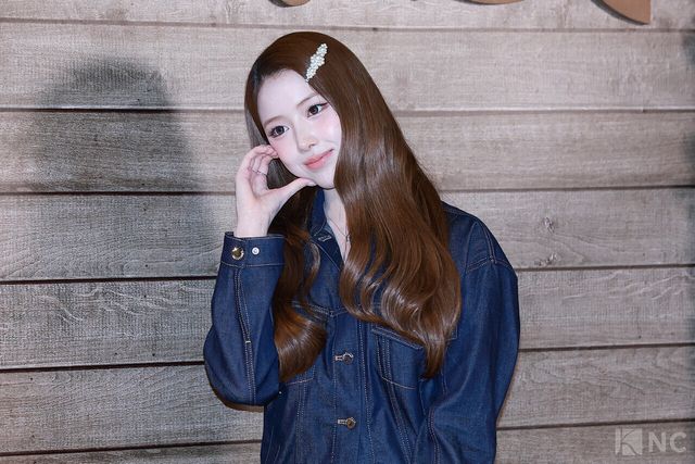 그룹 엔믹스(NMIXX) 지우가 11일 서울 송파구 잠실 롯데월드몰에서 열린 롱샴 팝업 스토어 오픈 기념 포토콜에서 포즈를 취하고 있다. 사진=김규빈 기자