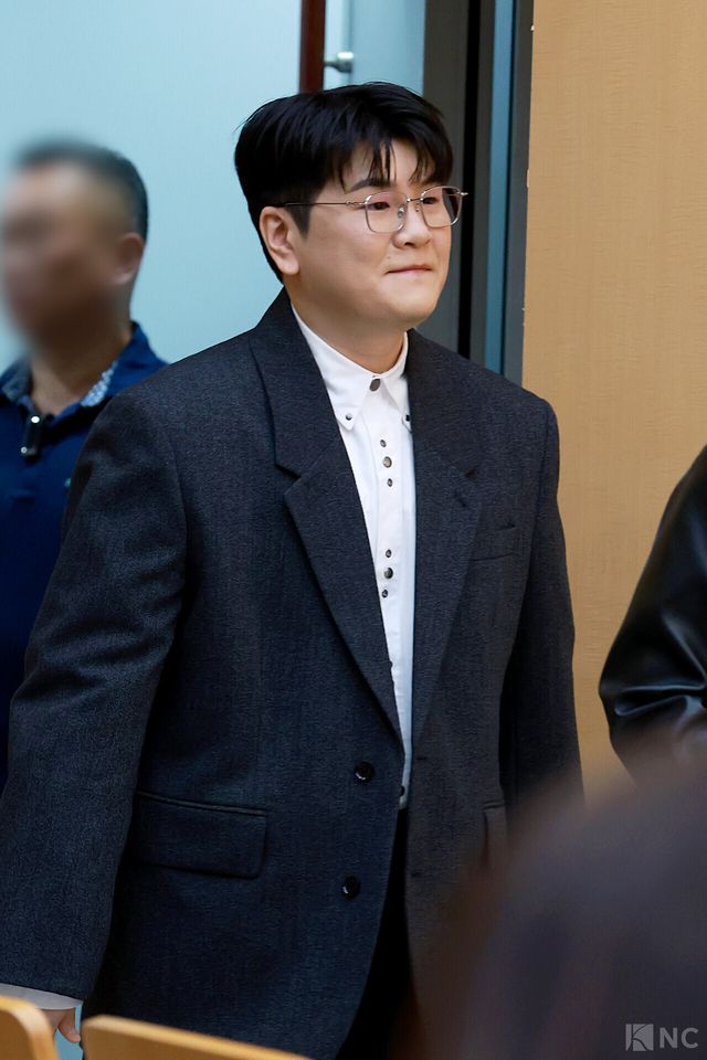 가수 신용재가 12일 서울 양천구 SBS목동 사옥에서 진행된 SBS 신규 오디션 ‘베일드 뮤지션’ 제작발표회에 입장하고 있다. 사진=김규빈 기자