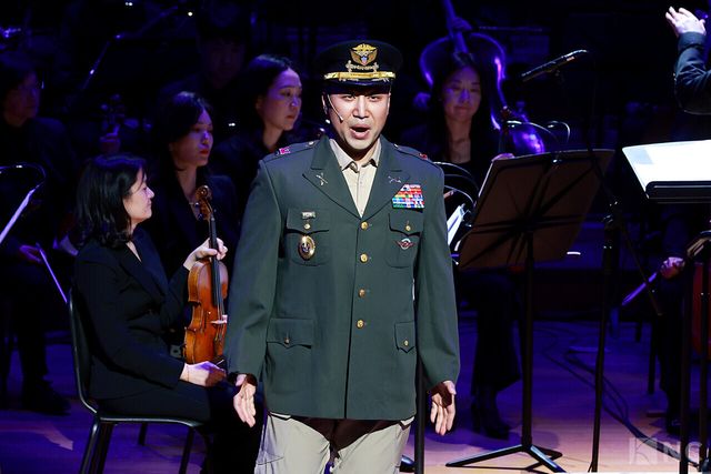 11일 오후 7시 30분 서울 송파구 롯데콘서트홀에서 '2025 극동방송 가을음악회'가 열렸다. 바리톤 유명헌이 무대를 꾸미고 있다. 사진=김규빈 기자