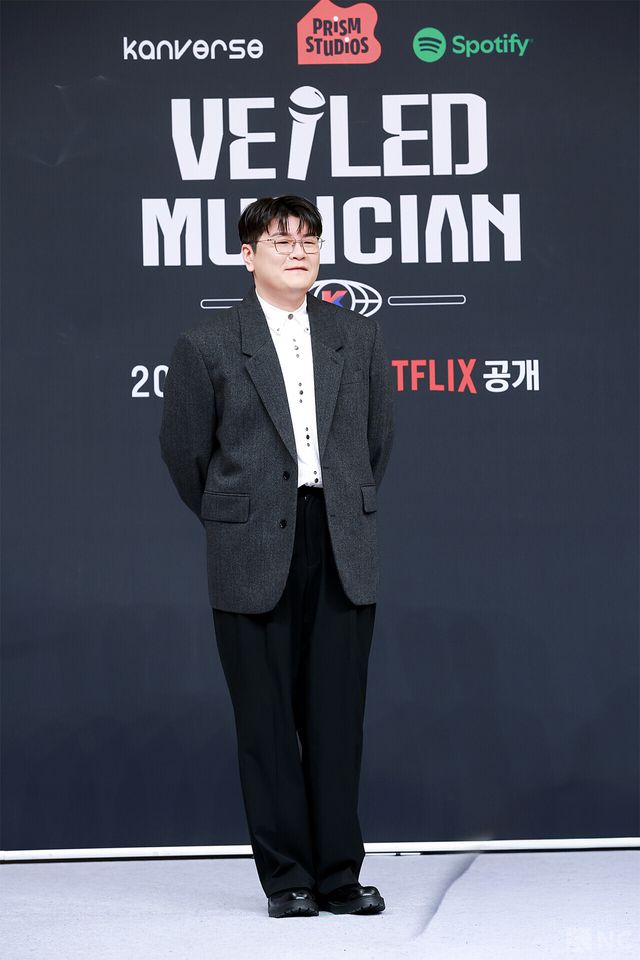 가수 신용재가 12일 서울 양천구 SBS목동 사옥에서 진행된 SBS 신규 오디션 ‘베일드 뮤지션’ 제작발표회에서 포즈를 취하고 있다. 사진=김규빈 기자