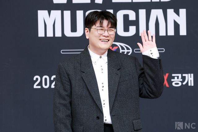 가수 신용재가 12일 서울 양천구 SBS목동 사옥에서 진행된 SBS 신규 오디션 ‘베일드 뮤지션’ 제작발표회에서 포즈를 취하고 있다. 사진=김규빈 기자