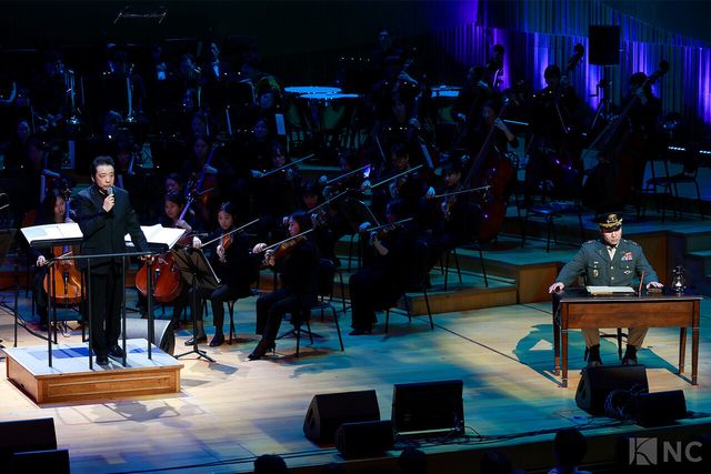 11일 오후 7시 30분 서울 송파구 롯데콘서트홀에서 '2025 극동방송 가을음악회'가 열렸다. 바리톤 유명헌이 무대를 꾸미고 있다. 사진=김규빈 기자