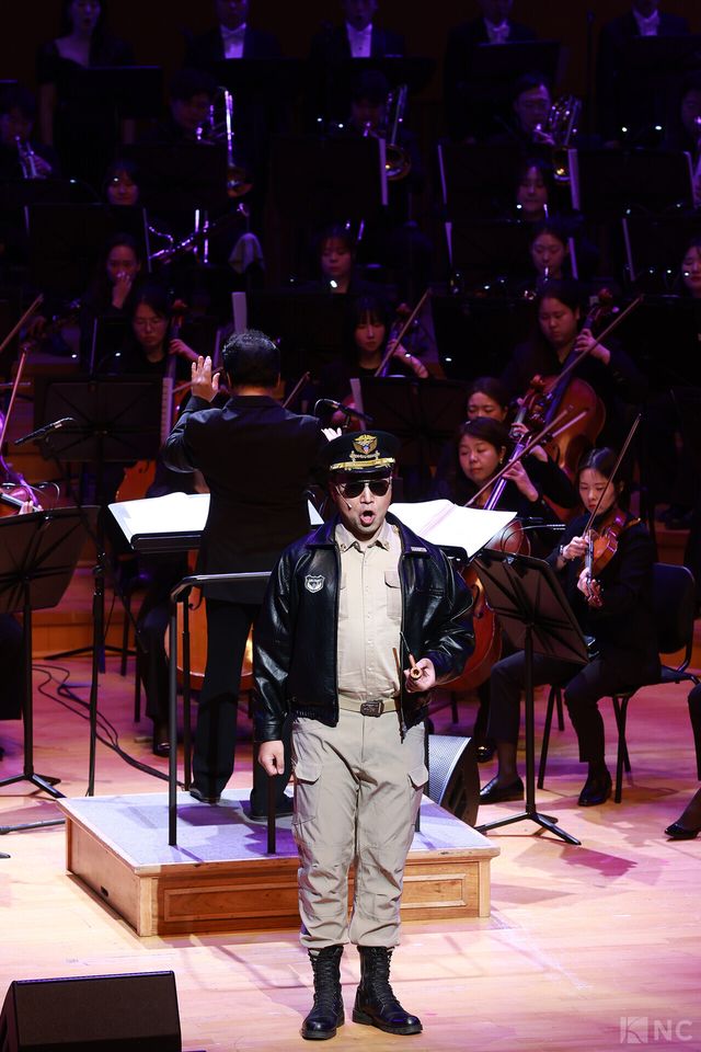 11일 오후 7시 30분 서울 송파구 롯데콘서트홀에서 '2025 극동방송 가을음악회'가 열렸다. 바리톤 유명헌이 무대를 꾸미고 있다. 사진=김규빈 기자