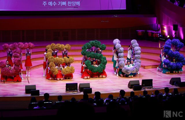 11일 오후 7시 30분 서울 송파구 롯데콘서트홀에서 '2025 극동방송 가을음악회'가 열렸다. 극동방송 어린이합창단이 무대를 꾸미고 있다. 사진=김규빈 기자