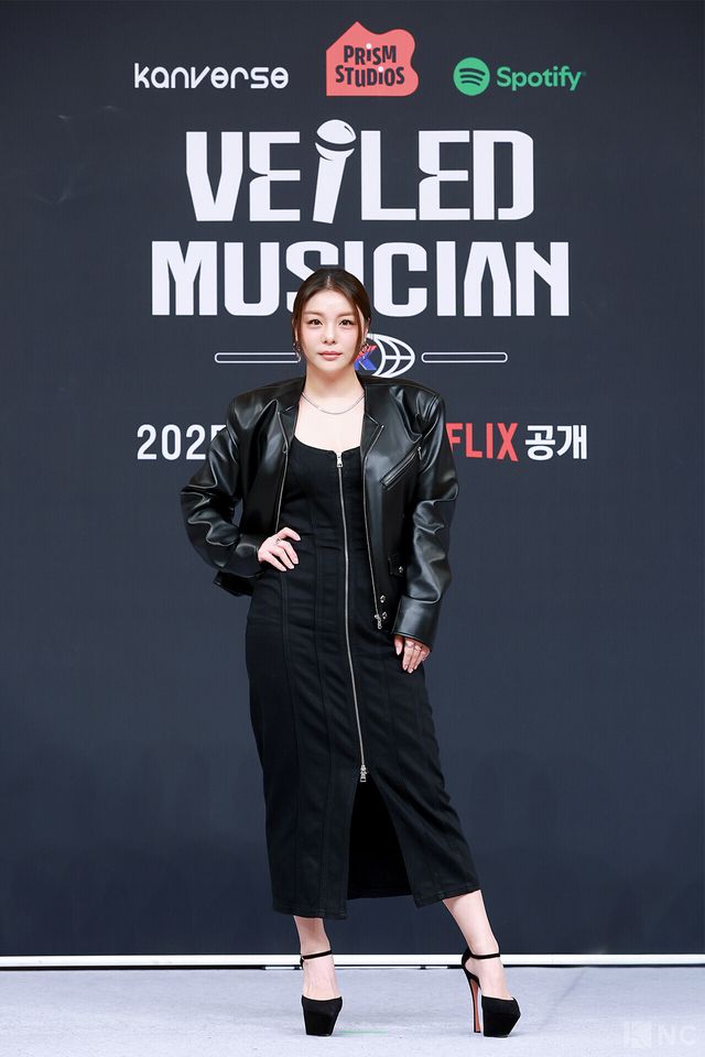 가수 에일리가 12일 서울 양천구 SBS목동 사옥에서 진행된 SBS 신규 오디션 ‘베일드 뮤지션’ 제작발표회에서 포즈를 취하고 있다. 사진=김규빈 기자