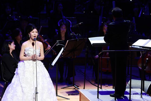 11일 오후 7시 30분 서울 송파구 롯데콘서트홀에서 '2025 극동방송 가을음악회'가 열렸다. 소프라노 최정원이 무대를 꾸미고 있다. 사진=김규빈 기자