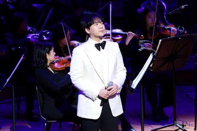 11일 오후 7시 30분 서울 송파구 롯데콘서트홀에서 '2025 극동방송 가을음악회'가 열렸다. 테너 존 노가 무대를 꾸미고 있다. 사진=김규빈 기자