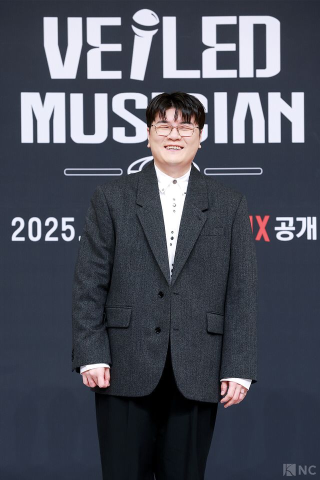 가수 신용재가 12일 서울 양천구 SBS목동 사옥에서 진행된 SBS 신규 오디션 ‘베일드 뮤지션’ 제작발표회에서 포즈를 취하고 있다. 사진=김규빈 기자