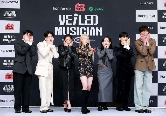 가수 신용재, 몬스타엑스(MONSTA X) 기현, 에일리, 키스오브라이프(KISS OF LIFE) 벨, 볼빨간사춘기 안지영, 폴킴, 배우 최다니엘이 12일 서울 양천구 SBS목동 사옥에서 진행된 SBS 신규 오디션 ‘베일드 뮤지션’ 제작발표회에서 포즈를 취하고 있다. 사진=김규빈 기자