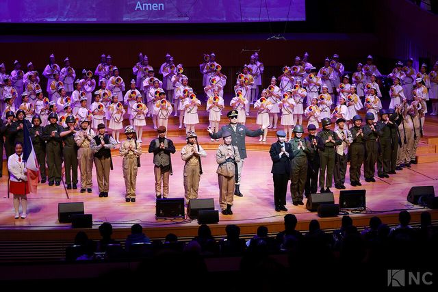 11일 오후 7시 30분 서울 송파구 롯데콘서트홀에서 '2025 극동방송 가을음악회'가 열렸다. 바리톤 유명헌과 극동방송 어린이합창단이 무대를 꾸미고 있다. 사진=김규빈 기자