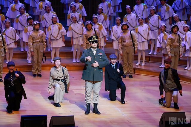 11일 오후 7시 30분 서울 송파구 롯데콘서트홀에서 '2025 극동방송 가을음악회'가 열렸다. 바리톤 유명헌과 극동방송 어린이합창단이 무대를 꾸미고 있다. 사진=김규빈 기자