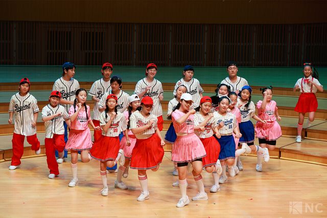 11일 오후 7시 30분 서울 송파구 롯데콘서트홀에서 '2025 극동방송 가을음악회'가 열렸다. 극동방송 어린이 합창단이 무대를 꾸미고 있다. 사진=김규빈 기자