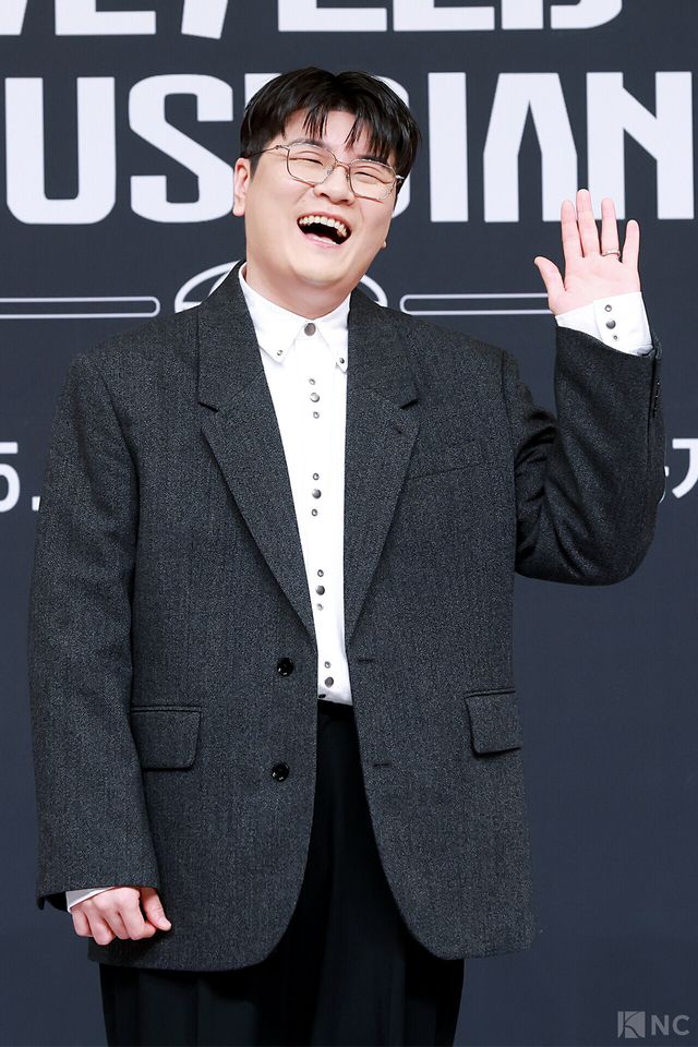 가수 신용재가 12일 서울 양천구 SBS목동 사옥에서 진행된 SBS 신규 오디션 ‘베일드 뮤지션’ 제작발표회에서 포즈를 취하고 있다. 사진=김규빈 기자