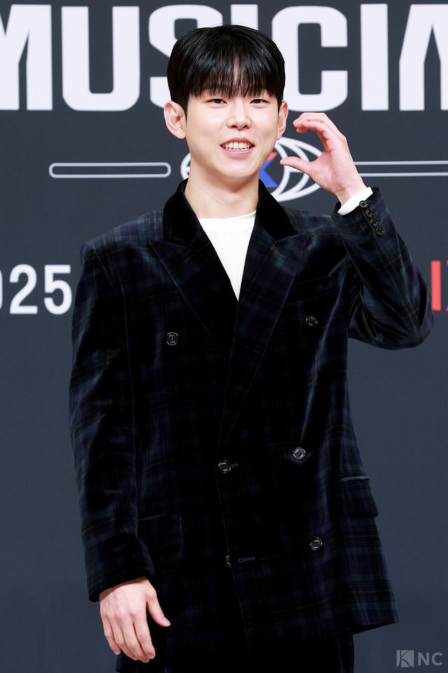 가수 폴킴이 12일 서울 양천구 SBS목동 사옥에서 진행된 SBS 신규 오디션 ‘베일드 뮤지션’ 제작발표회에서 포즈를 취하고 있다. 사진=김규빈 기자