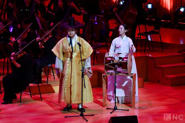 11일 오후 7시 30분 서울 송파구 롯데콘서트홀에서 '2025 극동방송 가을음악회'가 열렸다. 피리 연주가 변우림이 무대를 꾸미고 있다. 사진=김규빈 기자