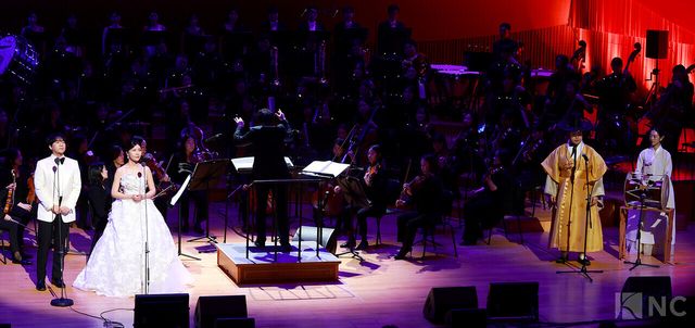11일 오후 7시 30분 서울 송파구 롯데콘서트홀에서 '2025 극동방송 가을음악회'가 열렸다. 소프라노 최정원과 테너 존 노, 피리 연주가 변우림이 무대를 꾸미고 있다. 사진=김규빈 기자