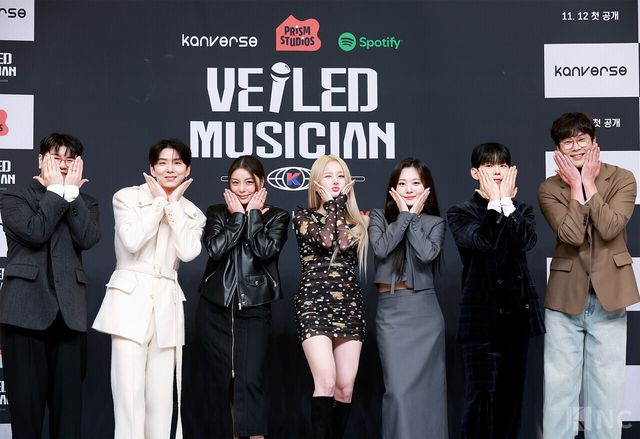 가수 신용재, 몬스타엑스(MONSTA X) 기현, 에일리, 키스오브라이프(KISS OF LIFE) 벨, 볼빨간사춘기 안지영, 폴킴, 배우 최다니엘이 12일 서울 양천구 SBS목동 사옥에서 진행된 SBS 신규 오디션 ‘베일드 뮤지션’ 제작발표회에서 포즈를 취하고 있다. 사진=김규빈 기자