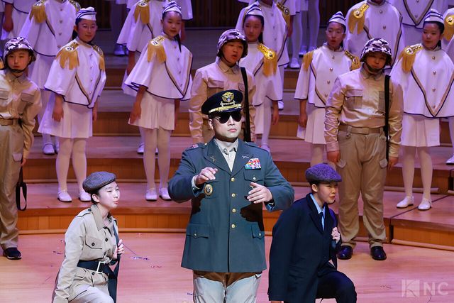 11일 오후 7시 30분 서울 송파구 롯데콘서트홀에서 '2025 극동방송 가을음악회'가 열렸다. 바리톤 유명헌과 극동방송 어린이합창단이 무대를 꾸미고 있다. 사진=김규빈 기자