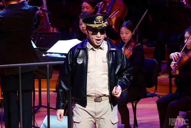 11일 오후 7시 30분 서울 송파구 롯데콘서트홀에서 '2025 극동방송 가을음악회'가 열렸다. 바리톤 유명헌이 무대를 꾸미고 있다. 사진=김규빈 기자