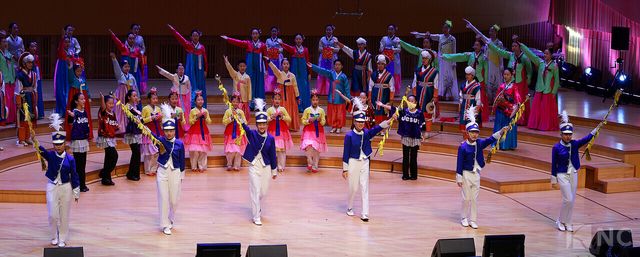 11일 오후 7시 30분 서울 송파구 롯데콘서트홀에서 '2025 극동방송 가을음악회'가 열렸다. 극동방송 어린이합창단이 무대를 꾸미고 있다. 사진=김규빈 기자