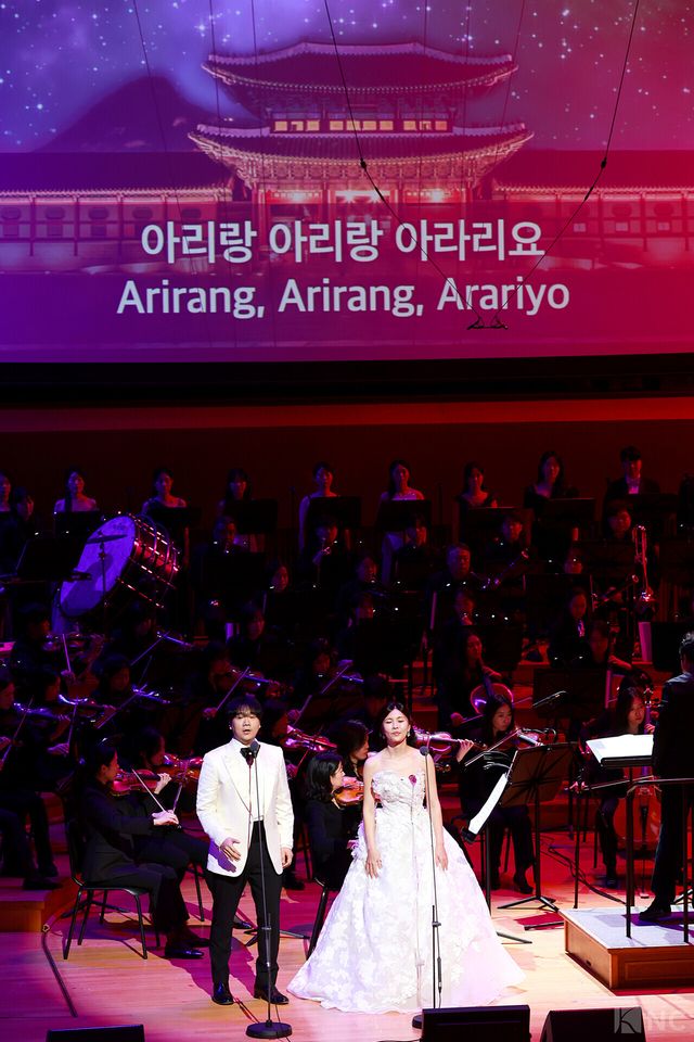 11일 오후 7시 30분 서울 송파구 롯데콘서트홀에서 '2025 극동방송 가을음악회'가 열렸다. 소프라노 최정원과 테너 존 노가무대를 꾸미고 있다. 사진=김규빈 기자