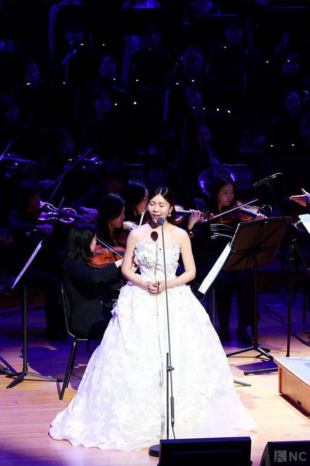 11일 오후 7시 30분 서울 송파구 롯데콘서트홀에서 '2025 극동방송 가을음악회'가 열렸다. 소프라노 최정원이 무대를 꾸미고 있다. 사진=김규빈 기자