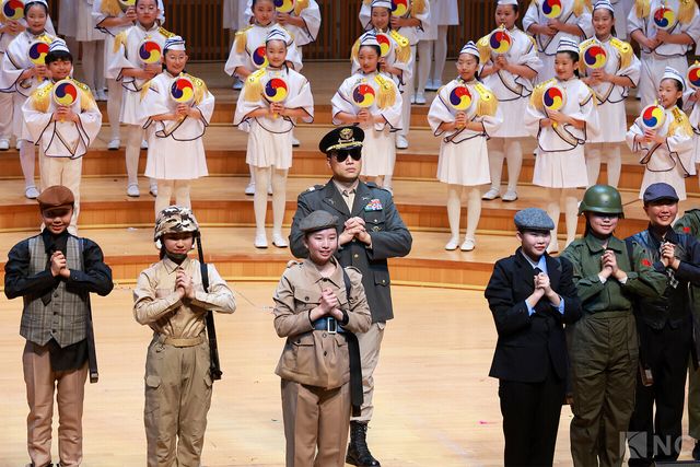 11일 오후 7시 30분 서울 송파구 롯데콘서트홀에서 '2025 극동방송 가을음악회'가 열렸다. 바리톤 유명헌과 극동방송 어린이합창단이 무대를 꾸미고 있다. 사진=김규빈 기자
