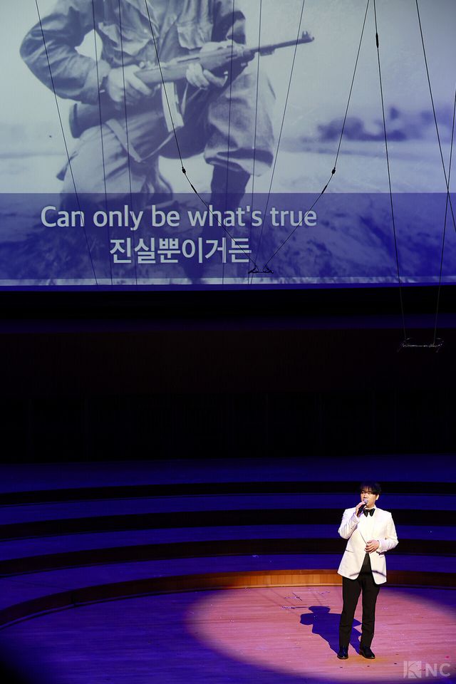 11일 오후 7시 30분 서울 송파구 롯데콘서트홀에서 '2025 극동방송 가을음악회'가 열렸다. 테너 존 노가 무대를 꾸미고 있다. 사진=김규빈 기자