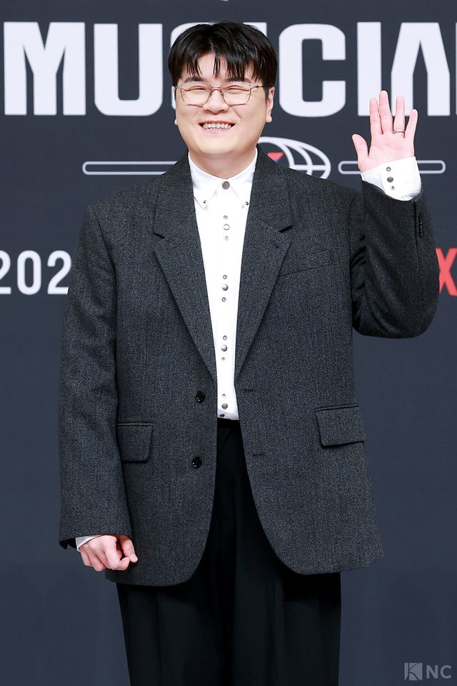 가수 신용재가 12일 서울 양천구 SBS목동 사옥에서 진행된 SBS 신규 오디션 ‘베일드 뮤지션’ 제작발표회에서 포즈를 취하고 있다. 사진=김규빈 기자