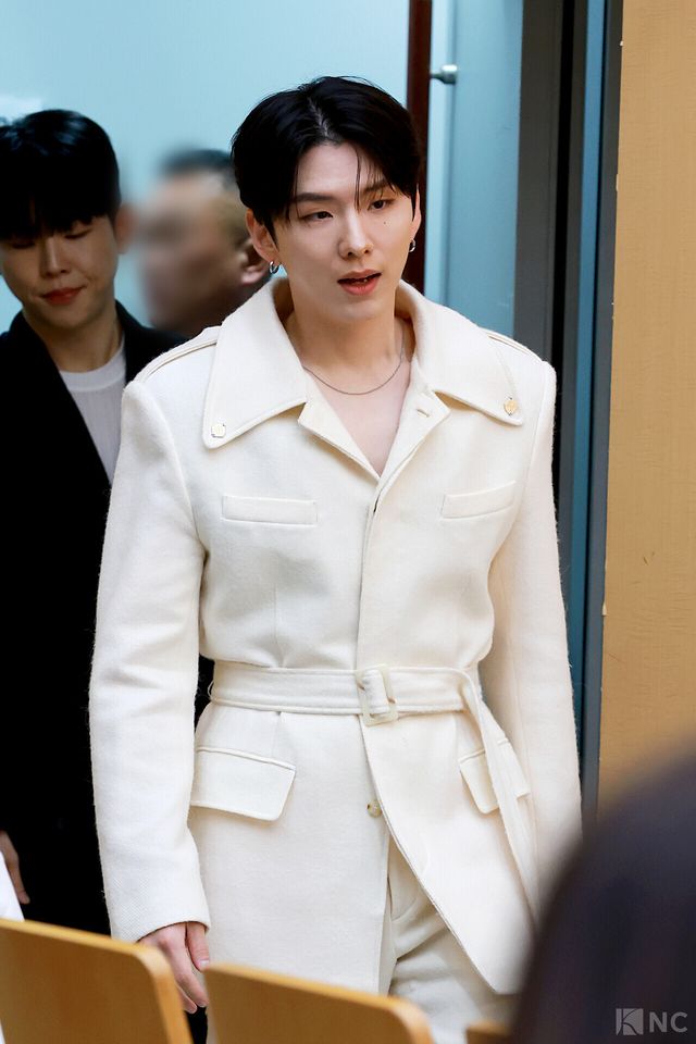 그룹 몬스타엑스(MONST X) 기현이 12일 서울 양천구 SBS목동 사옥에서 진행된 SBS 신규 오디션 ‘베일드 뮤지션’ 제작발표회에 입장하고 있다. 사진=김규빈 기자