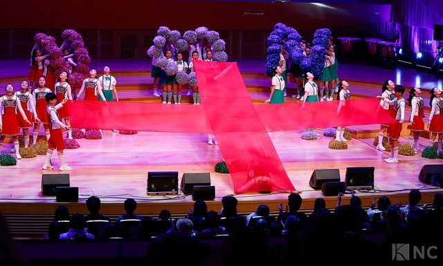 11일 오후 7시 30분 서울 송파구 롯데콘서트홀에서 '2025 극동방송 가을음악회'가 열렸다. 극동방송 어린이합창단이 무대를 꾸미고 있다. 사진=김규빈 기자