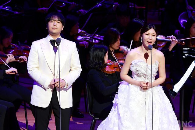 11일 오후 7시 30분 서울 송파구 롯데콘서트홀에서 '2025 극동방송 가을음악회'가 열렸다. 소프라노 최정원과 테너 존 노가 무대를 꾸미고 있다. 사진=김규빈 기자